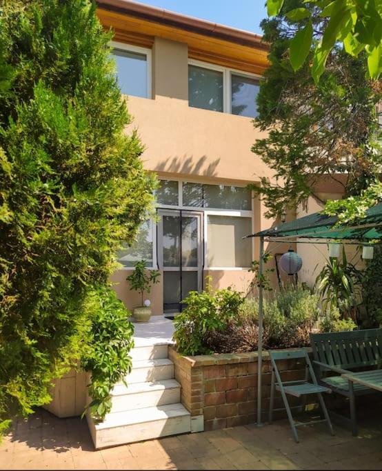 Будинок відпочинку Flora House 3 Minutes From Balaton *